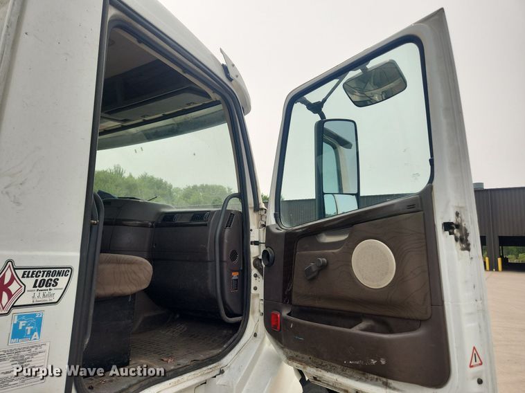 image for item LX9712 2016 Volvo VNL  semi truck