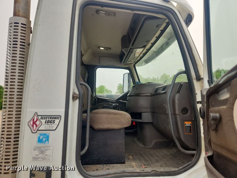 image for item LX9712 2016 Volvo VNL  semi truck