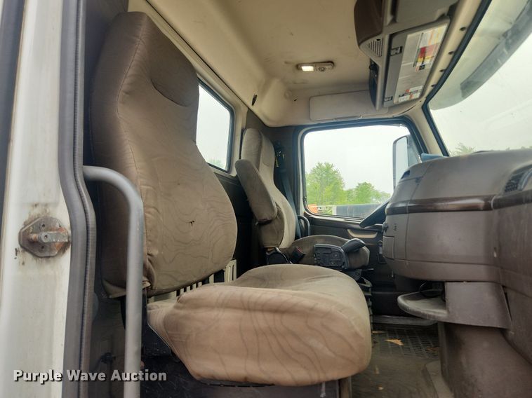 image for item LX9712 2016 Volvo VNL  semi truck