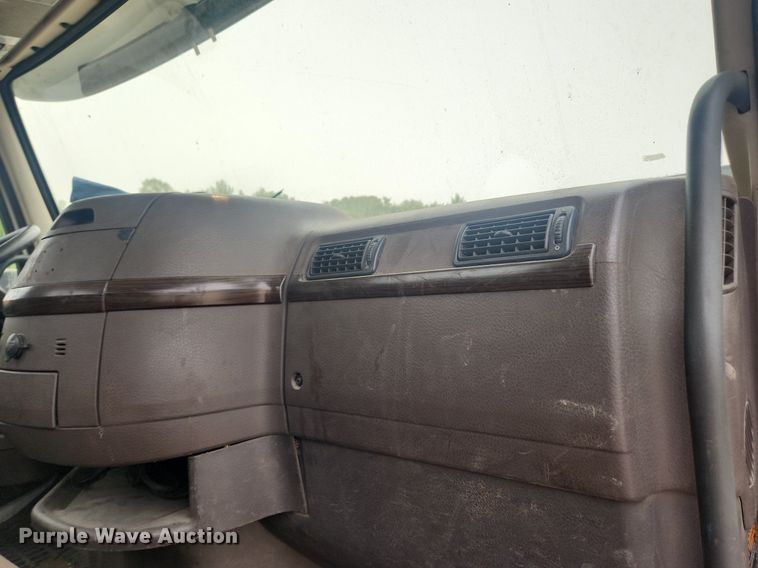 image for item LX9712 2016 Volvo VNL  semi truck