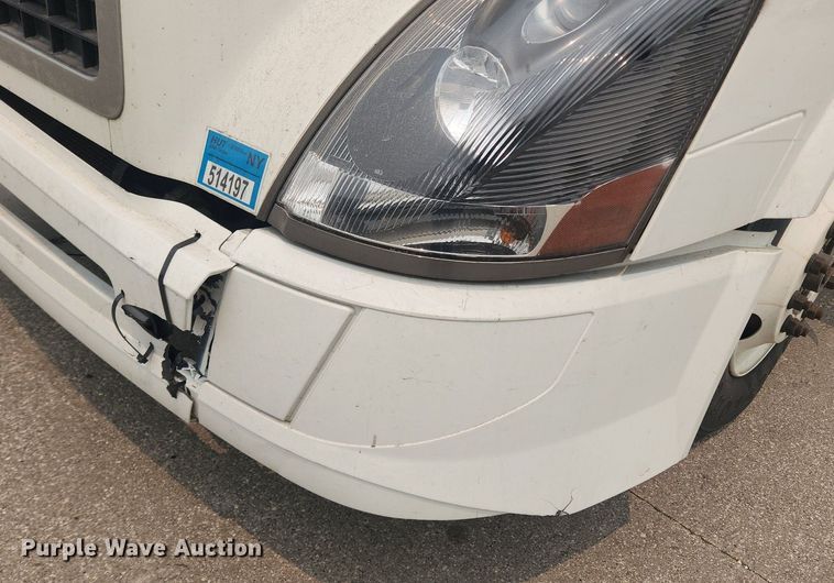 image for item LX9712 2016 Volvo VNL  semi truck