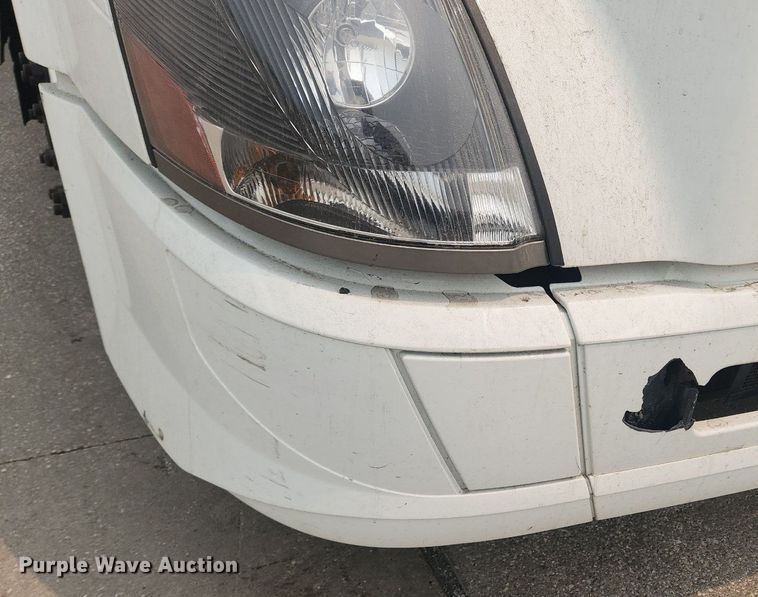 image for item LX9712 2016 Volvo VNL  semi truck