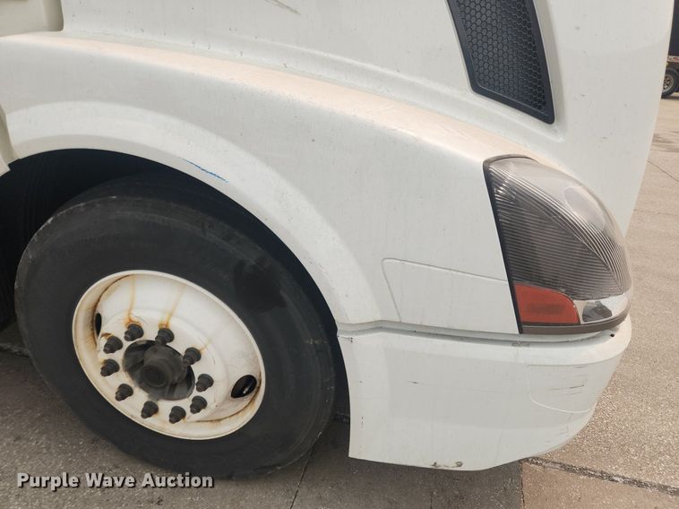 image for item LX9712 2016 Volvo VNL  semi truck