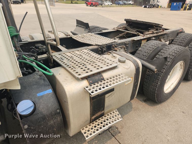 image for item LX9712 2016 Volvo VNL  semi truck