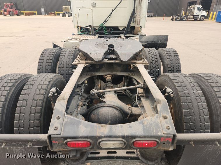 image for item LX9712 2016 Volvo VNL  semi truck