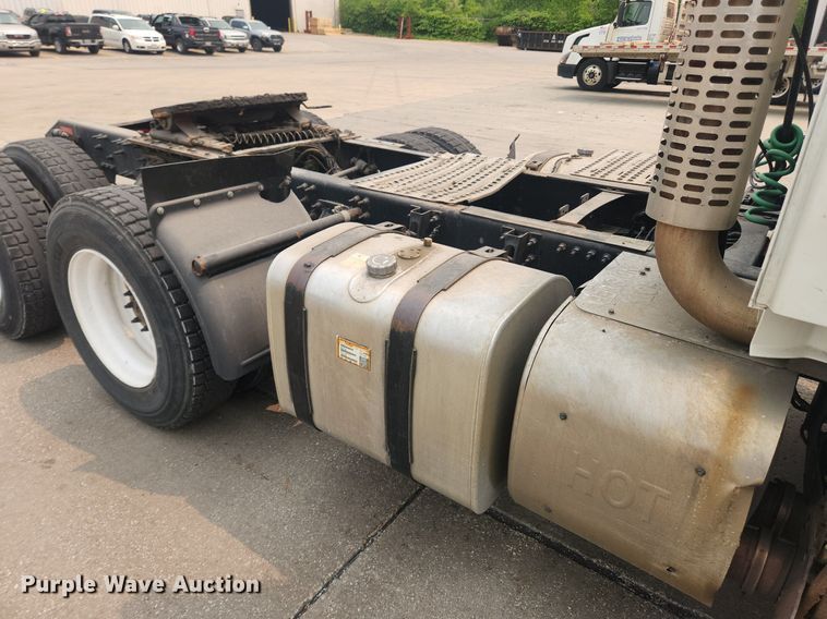 image for item LX9712 2016 Volvo VNL  semi truck