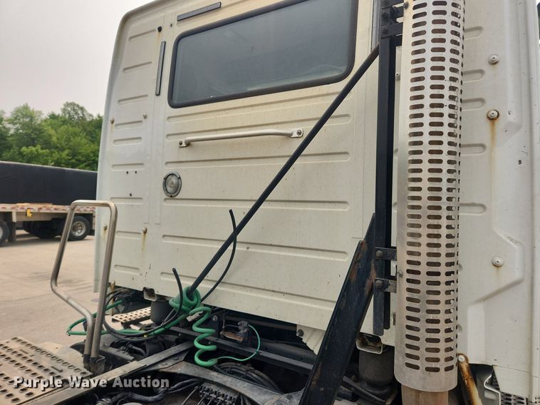 image for item LX9712 2016 Volvo VNL  semi truck