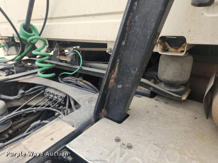 image for item LX9712 2016 Volvo VNL  semi truck