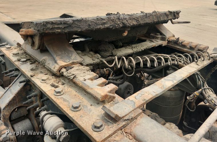 image for item LX9712 2016 Volvo VNL  semi truck