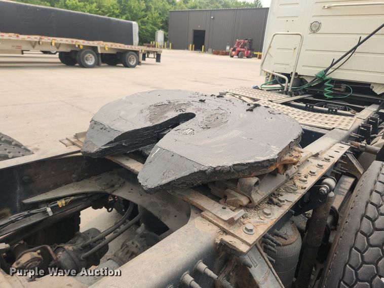 image for item LX9712 2016 Volvo VNL  semi truck