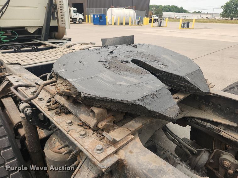 image for item LX9712 2016 Volvo VNL  semi truck