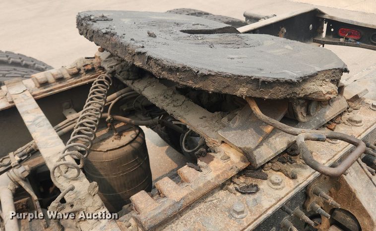 image for item LX9712 2016 Volvo VNL  semi truck