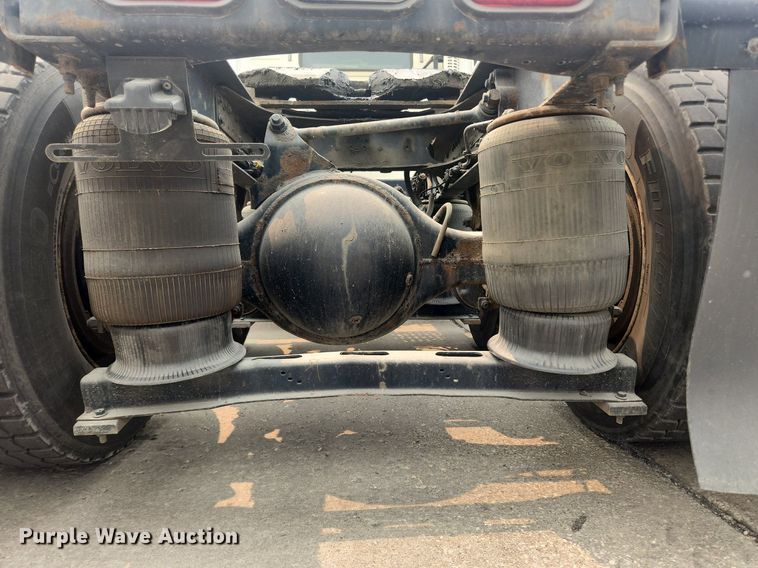 image for item LX9712 2016 Volvo VNL  semi truck