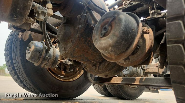 image for item LX9712 2016 Volvo VNL  semi truck