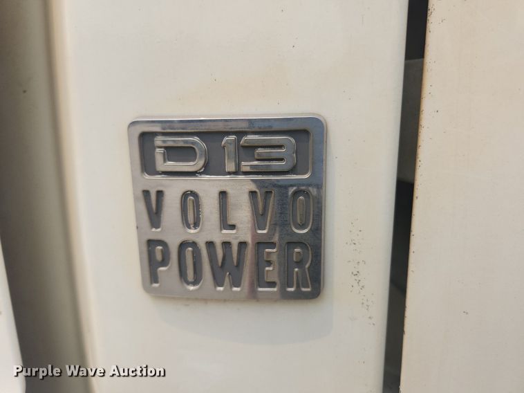 image for item LX9712 2016 Volvo VNL  semi truck