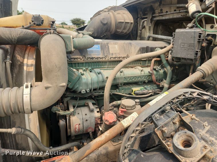 image for item LX9712 2016 Volvo VNL  semi truck