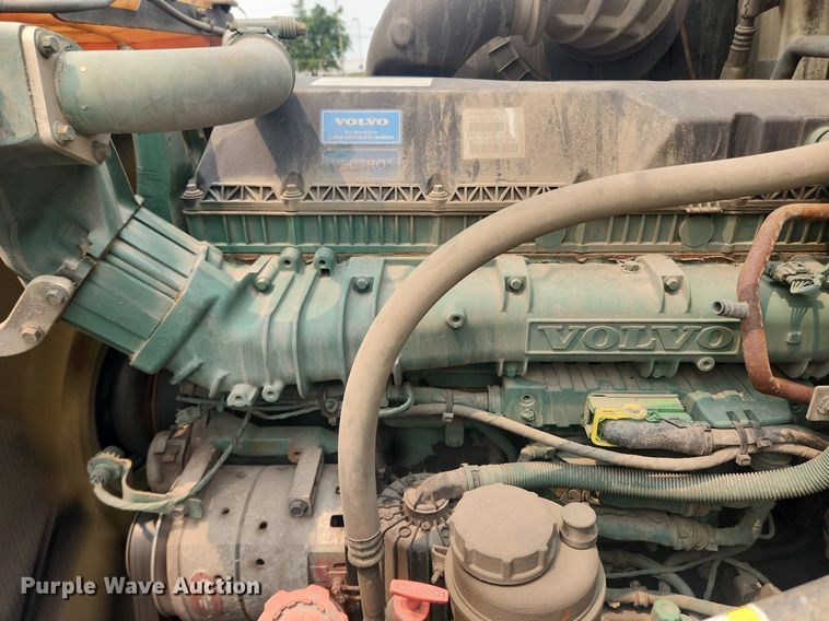 image for item LX9712 2016 Volvo VNL  semi truck