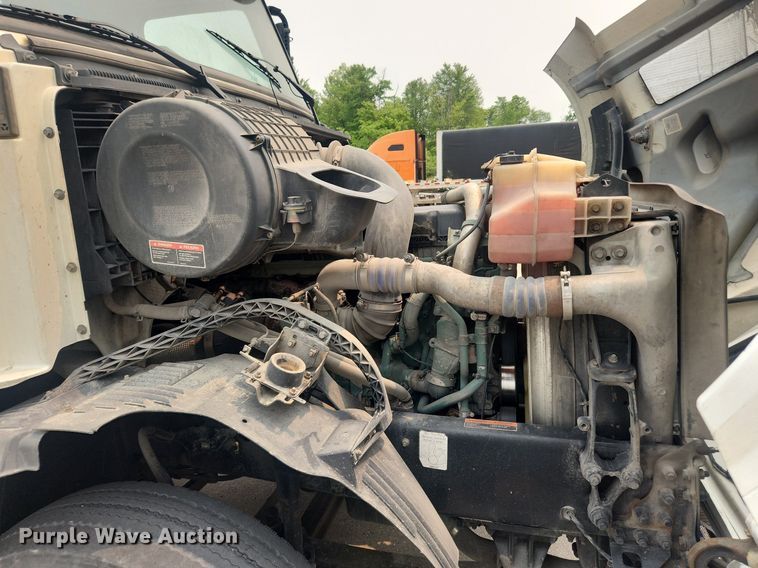 image for item LX9712 2016 Volvo VNL  semi truck