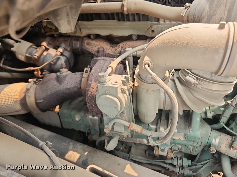 image for item LX9712 2016 Volvo VNL  semi truck