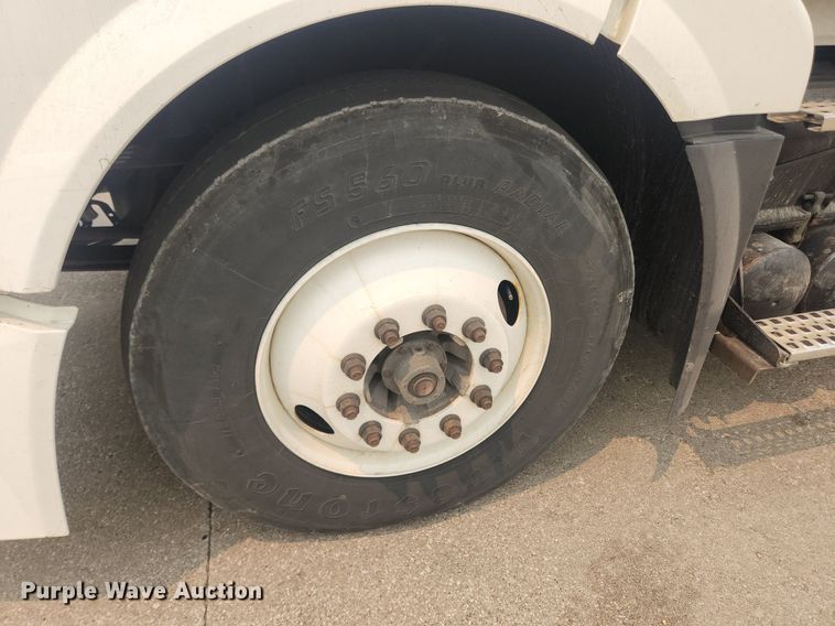 image for item LX9712 2016 Volvo VNL  semi truck