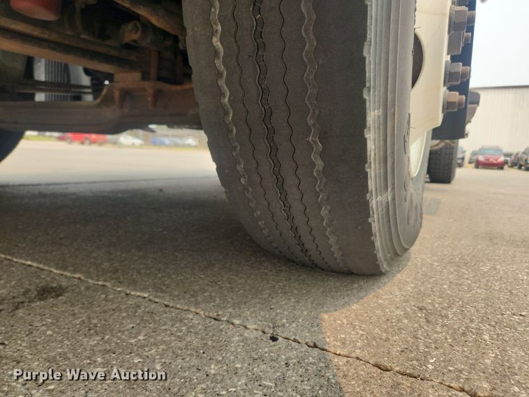 image for item LX9712 2016 Volvo VNL  semi truck