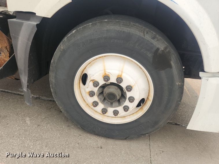 image for item LX9712 2016 Volvo VNL  semi truck