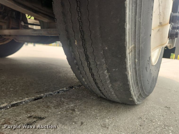 image for item LX9712 2016 Volvo VNL  semi truck