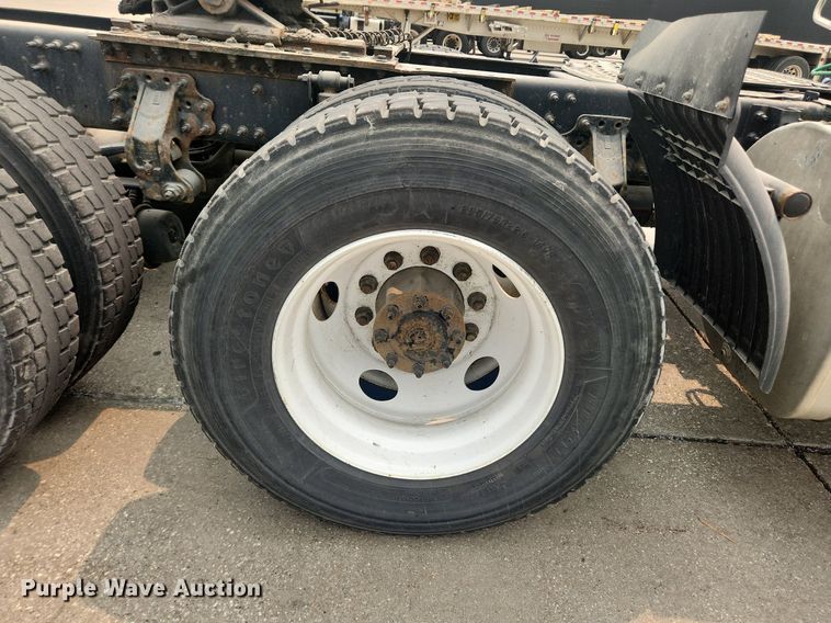 image for item LX9712 2016 Volvo VNL  semi truck