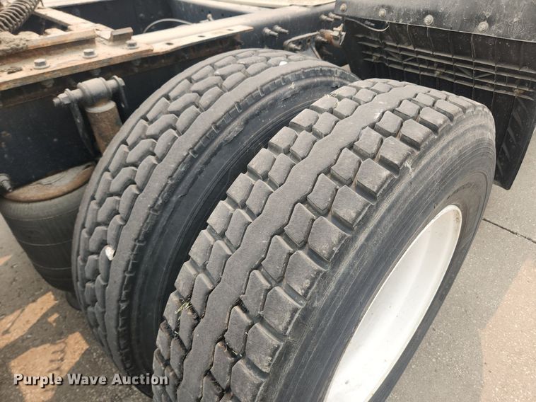 image for item LX9712 2016 Volvo VNL  semi truck