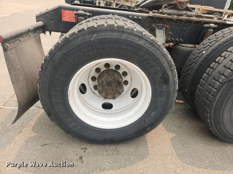 image for item LX9712 2016 Volvo VNL  semi truck