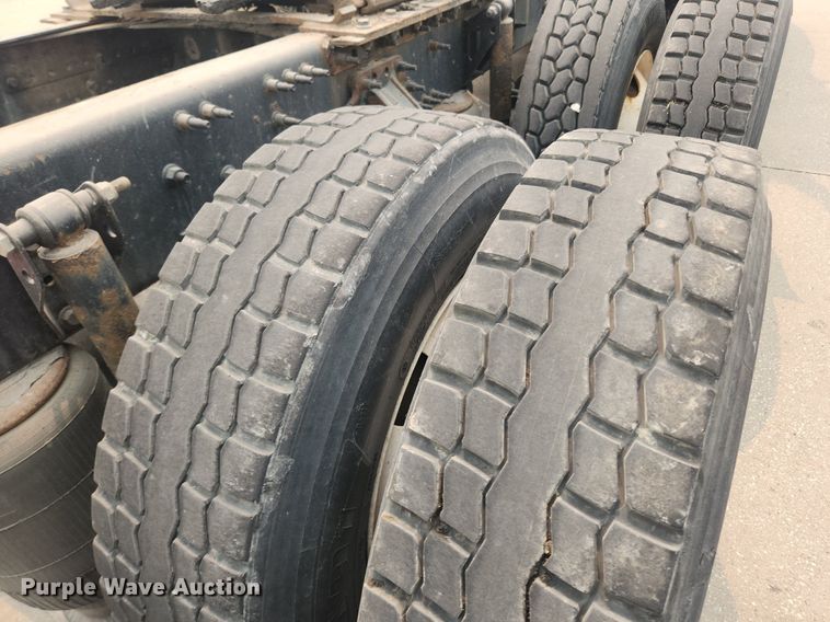 image for item LX9712 2016 Volvo VNL  semi truck