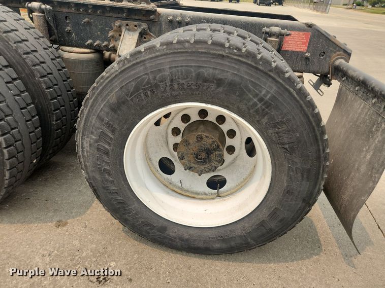 image for item LX9712 2016 Volvo VNL  semi truck