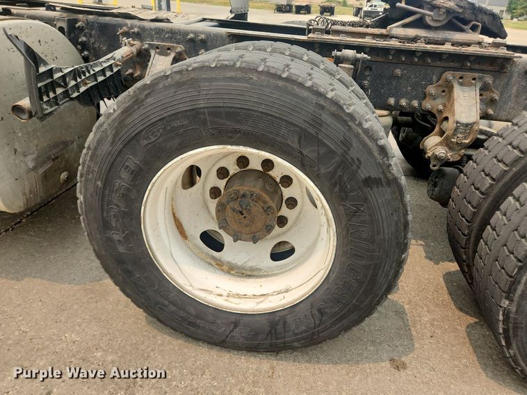 image for item LX9712 2016 Volvo VNL  semi truck