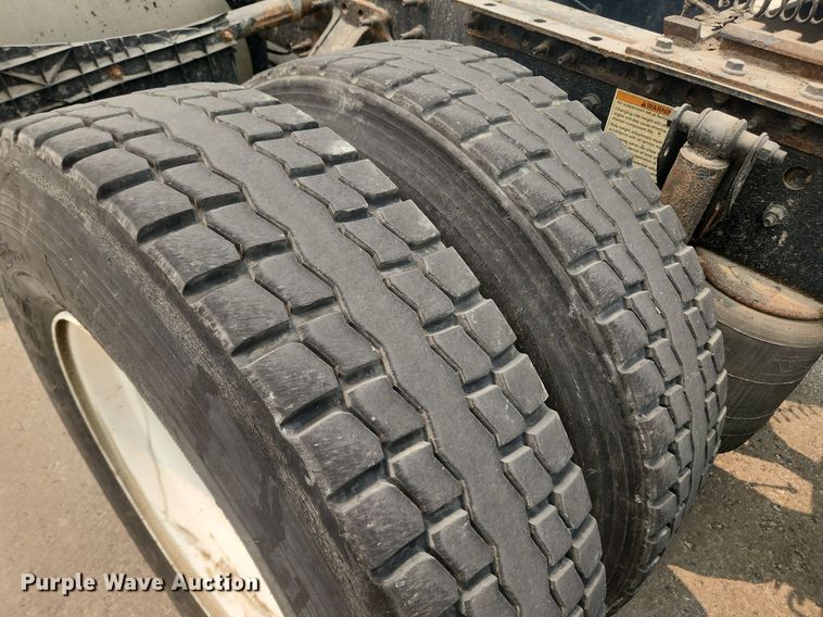 image for item LX9712 2016 Volvo VNL  semi truck