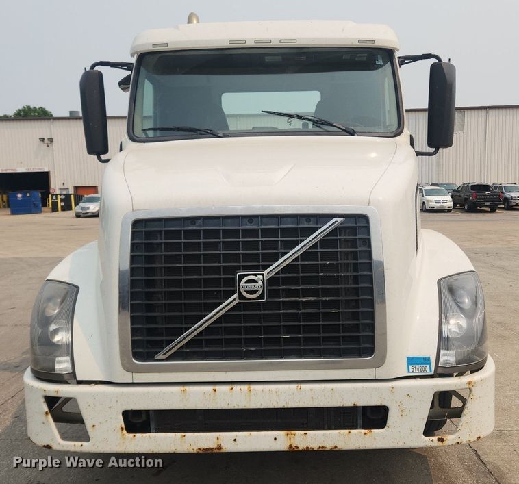 image for item LX9713 2016 Volvo VNL  semi truck