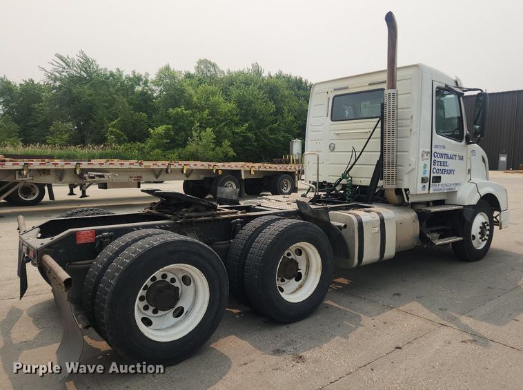 image for item LX9713 2016 Volvo VNL  semi truck