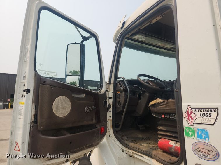 image for item LX9713 2016 Volvo VNL  semi truck