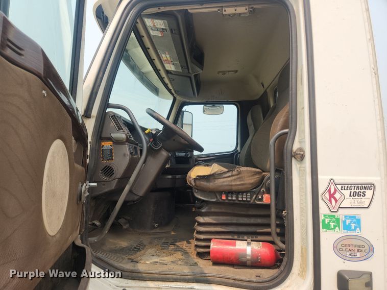 image for item LX9713 2016 Volvo VNL  semi truck