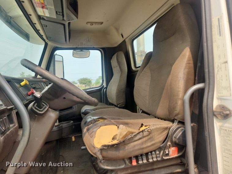 image for item LX9713 2016 Volvo VNL  semi truck