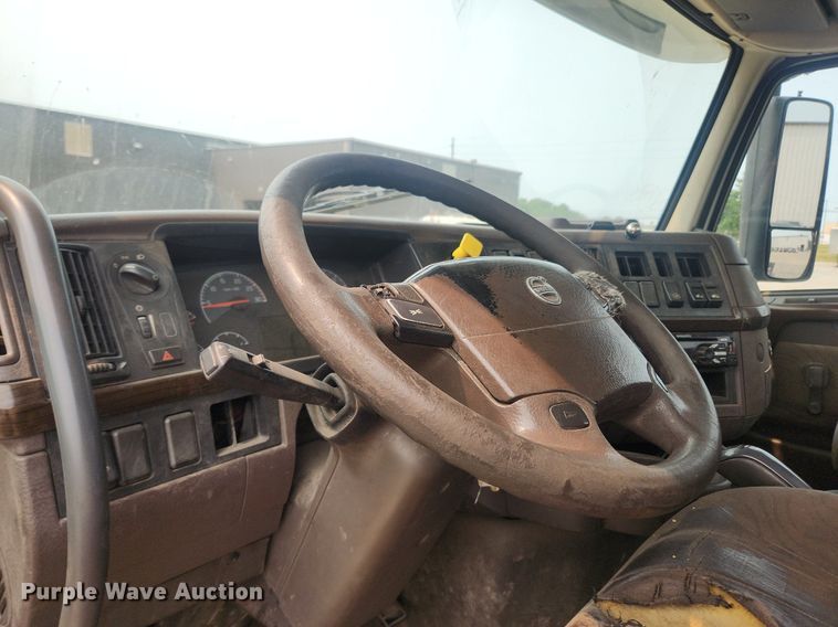 image for item LX9713 2016 Volvo VNL  semi truck