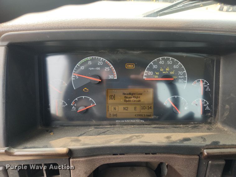 image for item LX9713 2016 Volvo VNL  semi truck