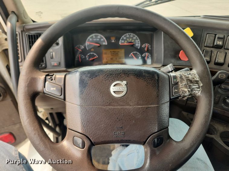 image for item LX9713 2016 Volvo VNL  semi truck