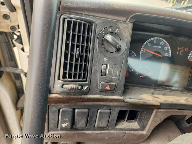 image for item LX9713 2016 Volvo VNL  semi truck