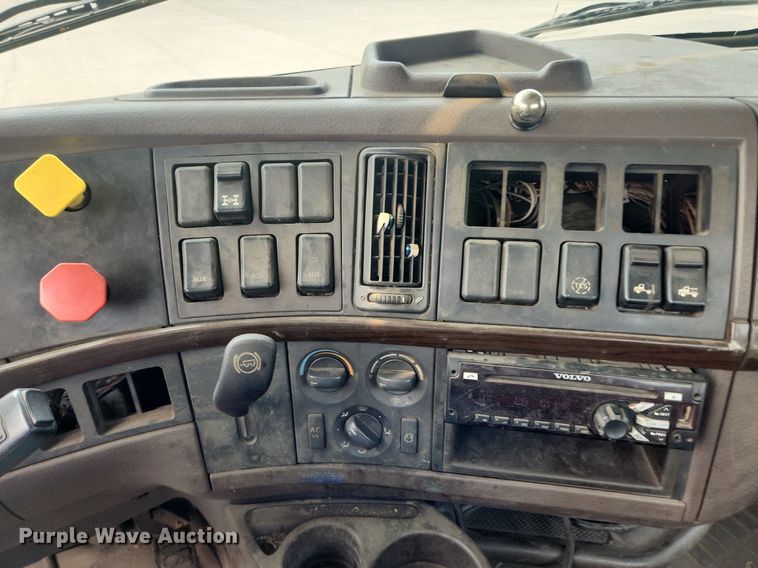 image for item LX9713 2016 Volvo VNL  semi truck