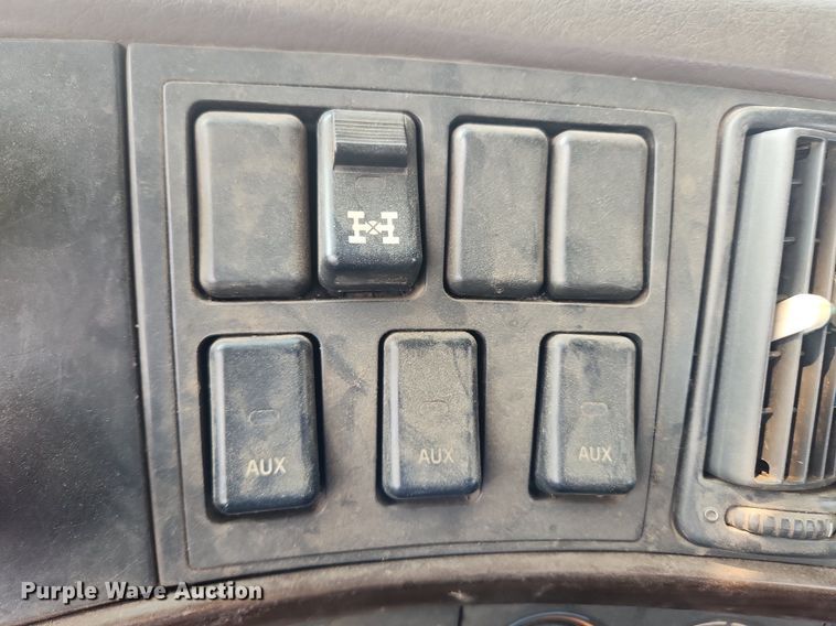 image for item LX9713 2016 Volvo VNL  semi truck