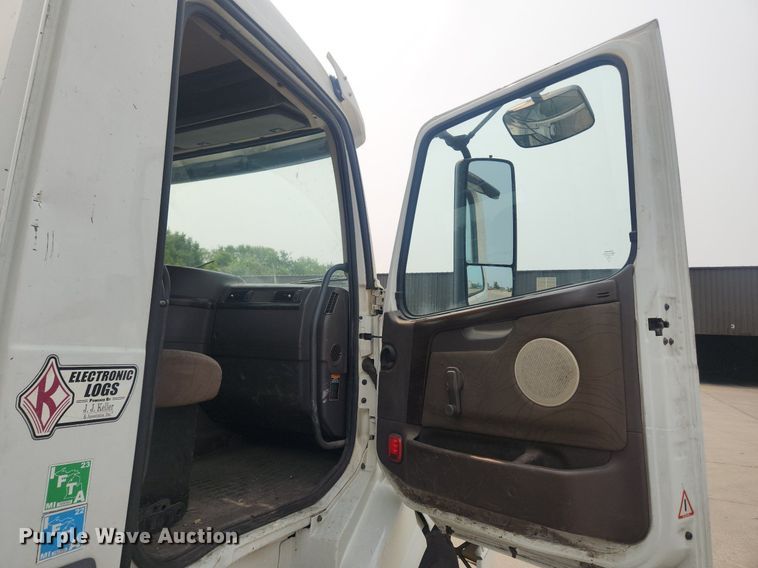 image for item LX9713 2016 Volvo VNL  semi truck