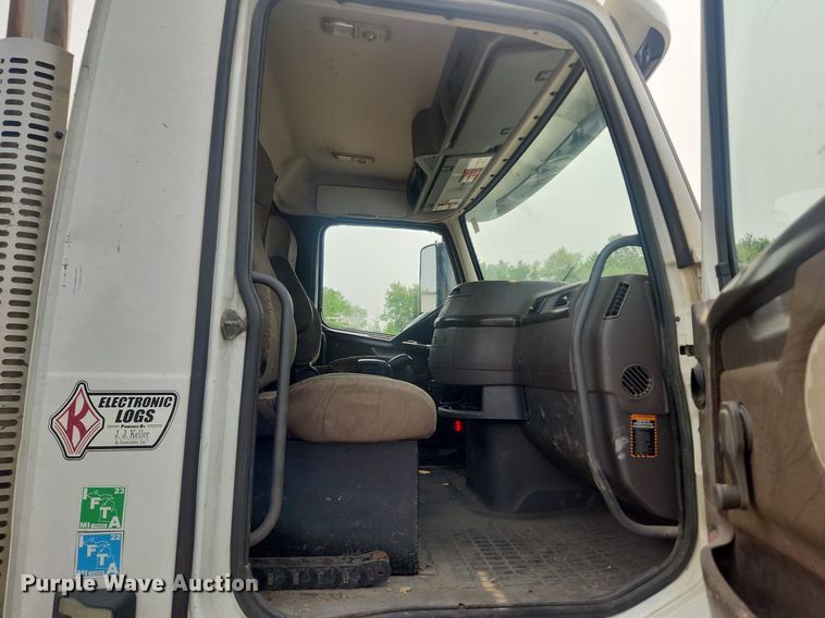 image for item LX9713 2016 Volvo VNL  semi truck