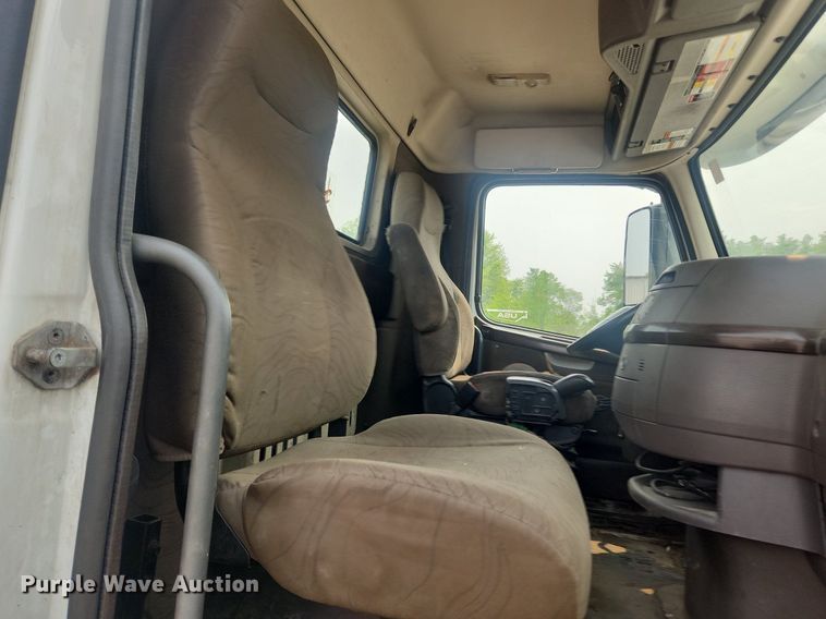 image for item LX9713 2016 Volvo VNL  semi truck