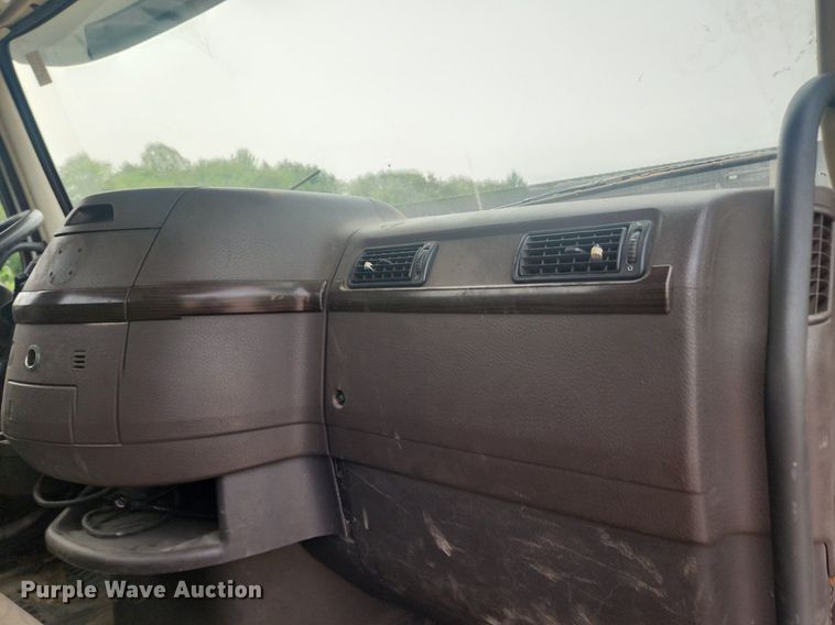 image for item LX9713 2016 Volvo VNL  semi truck