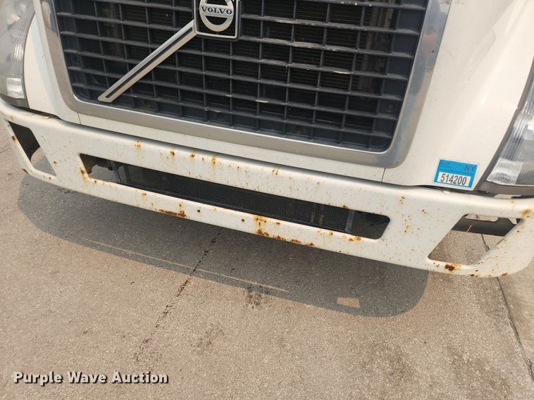 image for item LX9713 2016 Volvo VNL  semi truck